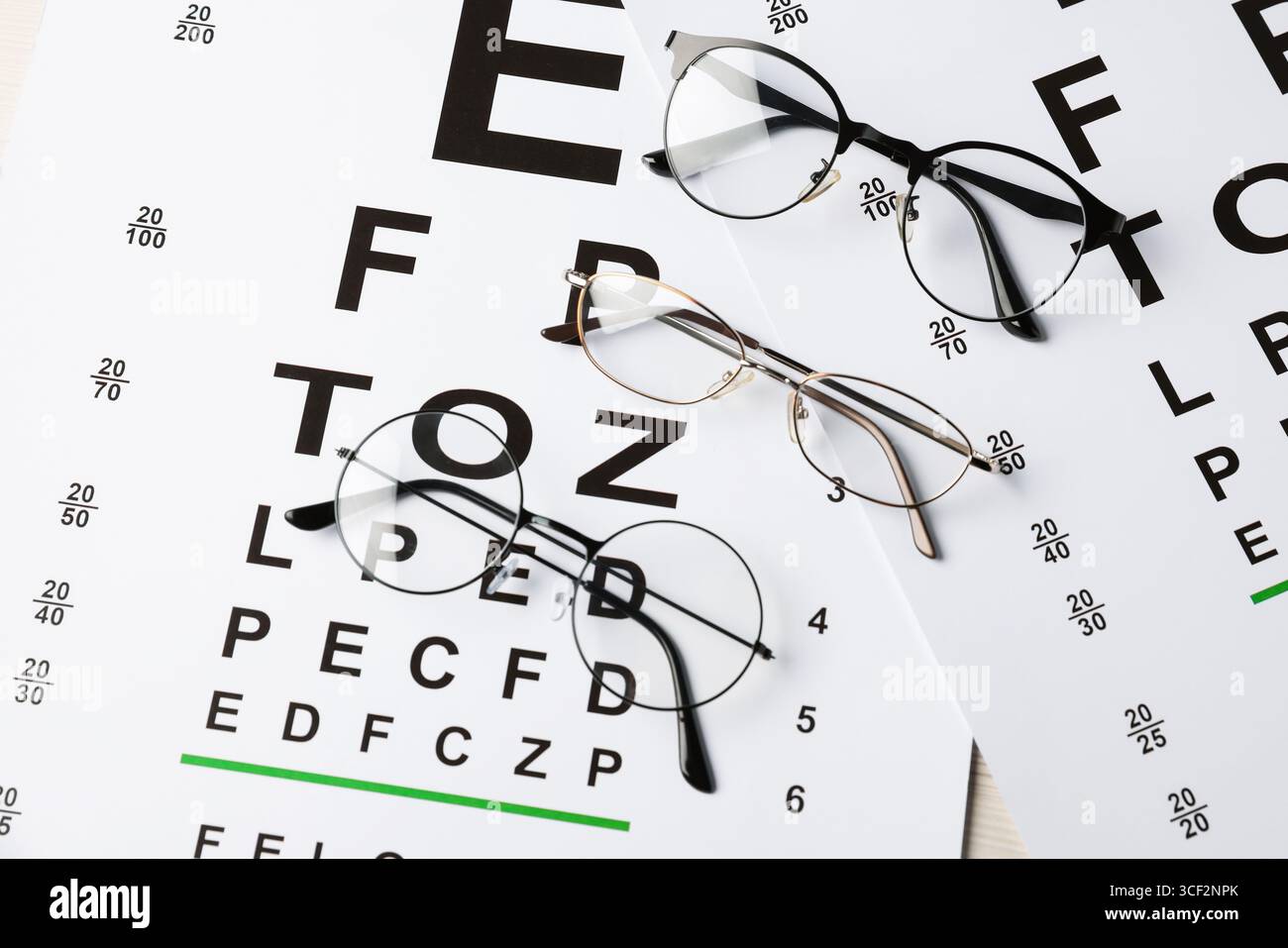 Lunettes sur cartes de test de vision, pose à plat Banque D'Images