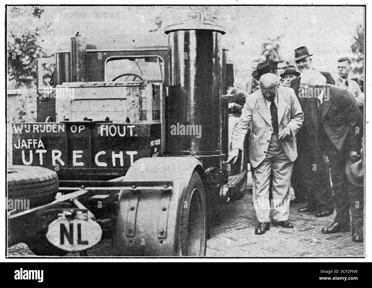 En 1940, le professeur D. Dresden a présenté des générateurs de gaz à bois montés sur des camions à Jaffa Fabrieken à Utrecht, présentant la technologie utilisée en temps de guerre pendant la seconde Guerre mondiale. Banque D'Images