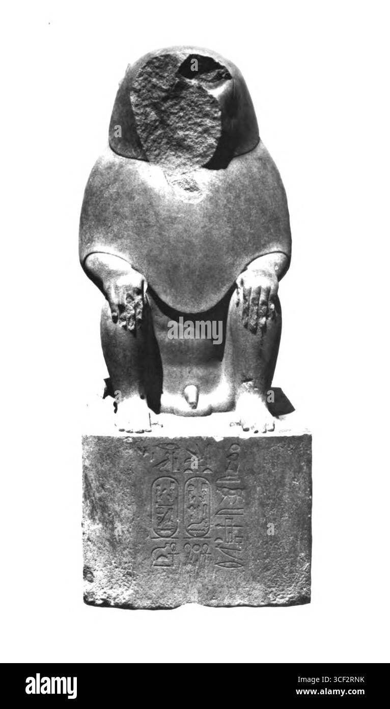 Cette photographie de 1883 montre une statue de babouin de l'Iseum Campense à Rome, datant de la XXXe dynastie d'Égypte (IVe siècle av. J.-C.). Il fait partie d'une paire de statues situées à l'origine dans le sanctuaire d'Isis et Sarapis. Banque D'Images