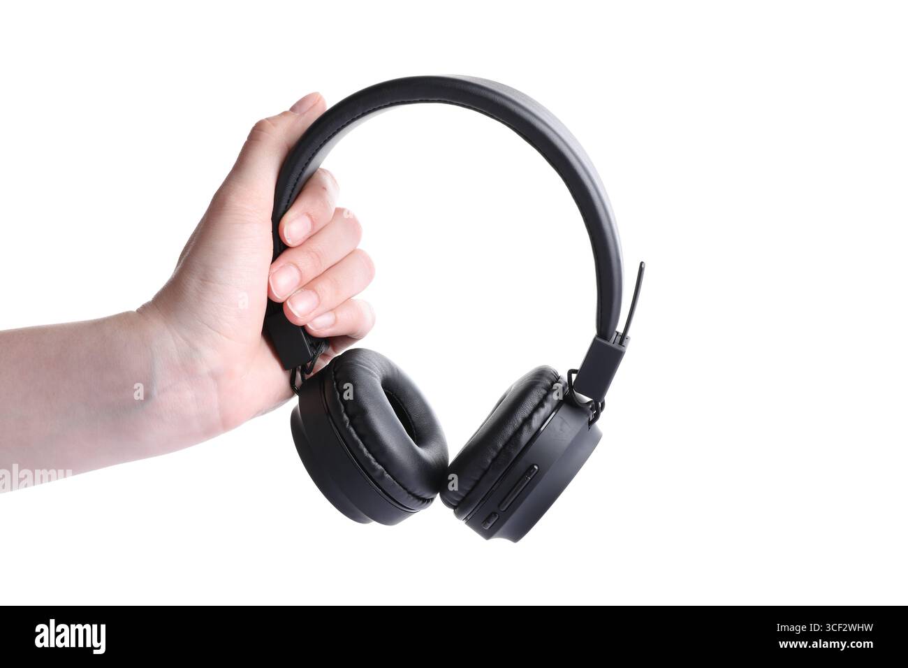 Femme avec des écouteurs noirs élégants sur fond blanc, gros plan Banque D'Images