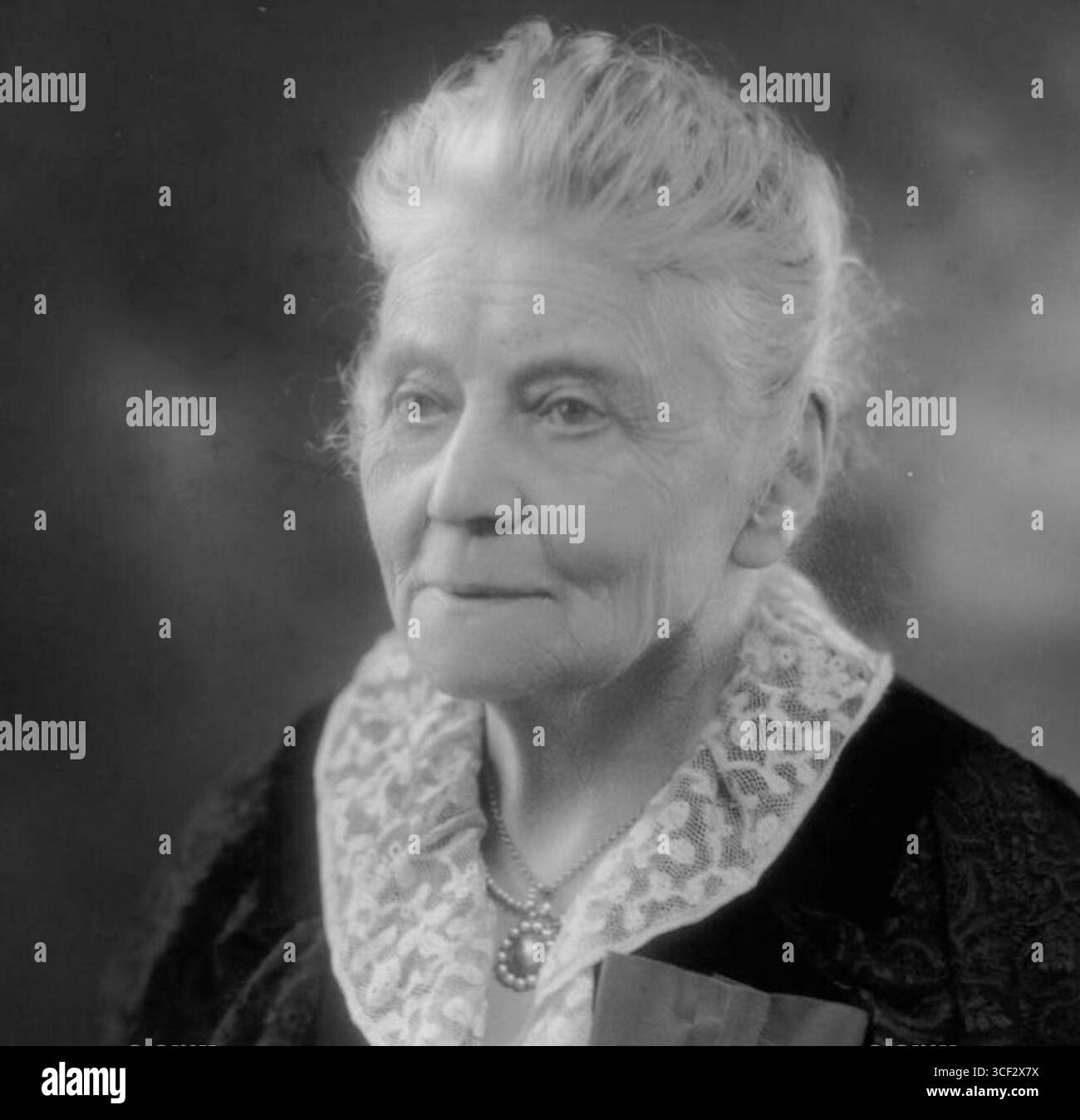 Le photographe Bassano a réalisé un portrait de Dame Louisa Lumsden le 4 juillet 1925, connue pour ses œuvres emblématiques avant sa mort en 1913 et son impact sur le monde de la photographie. Banque D'Images