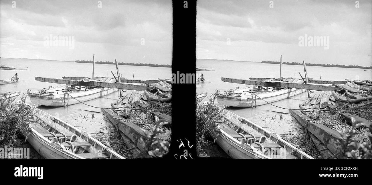 Photographie stéréoscopique de 1940 représentant un bateau et une construction conçus pour transporter du bois, reflétant les méthodes de transport utilisées en foresterie pendant cette période. Banque D'Images