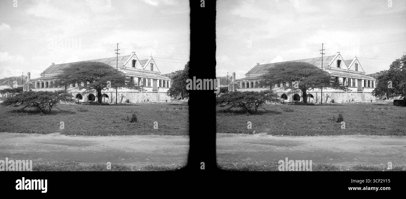 Cette photographie montre une grande maison délabrée en préparation pour rénovation. L'image a été prise entre 1920 et 1950. Les dimensions de l'œuvre sont de 6 x 13,1 cm (2 3/8 x 5 3/16 po). Banque D'Images