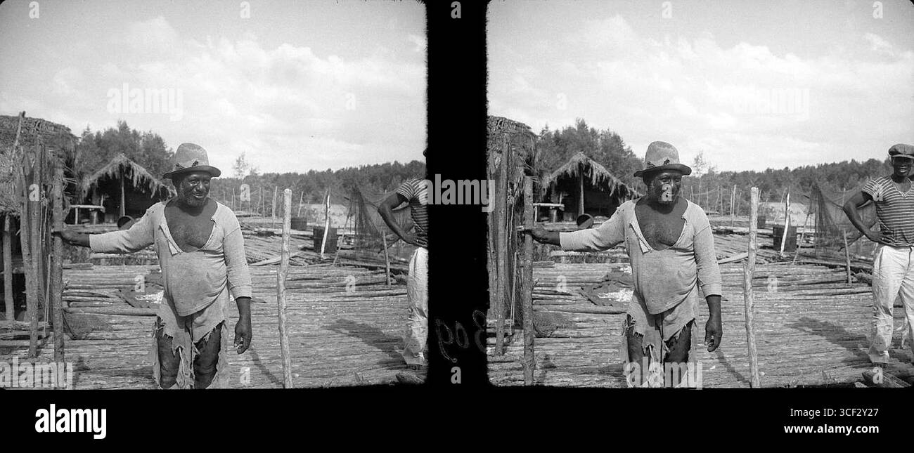 Cette image stéréoscopique capture un village de pêcheurs à l'embouchure de la rivière Saramacca au Suriname, prise entre 1946 et 1947. Il offre une vue historique de la vie rurale le long de la rivière et de l'industrie de la pêche locale. La photographie mesure 6 x 13 cm (2 3/8 x 5 1/8 po). Banque D'Images
