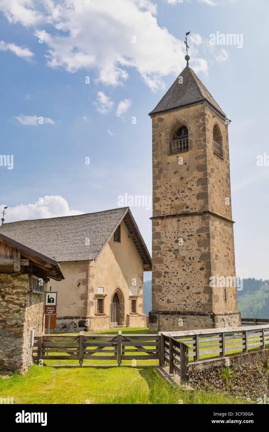 L'église de San Leonardo Vecchio, un joyau architectural gothique-médiéval unique construit au milieu des années 1500 par Nicolo Roupel, se dresse paisiblement à Casamazzagno, Comelico Superiore, province de Belluno, Vénétie, Italie Banque D'Images