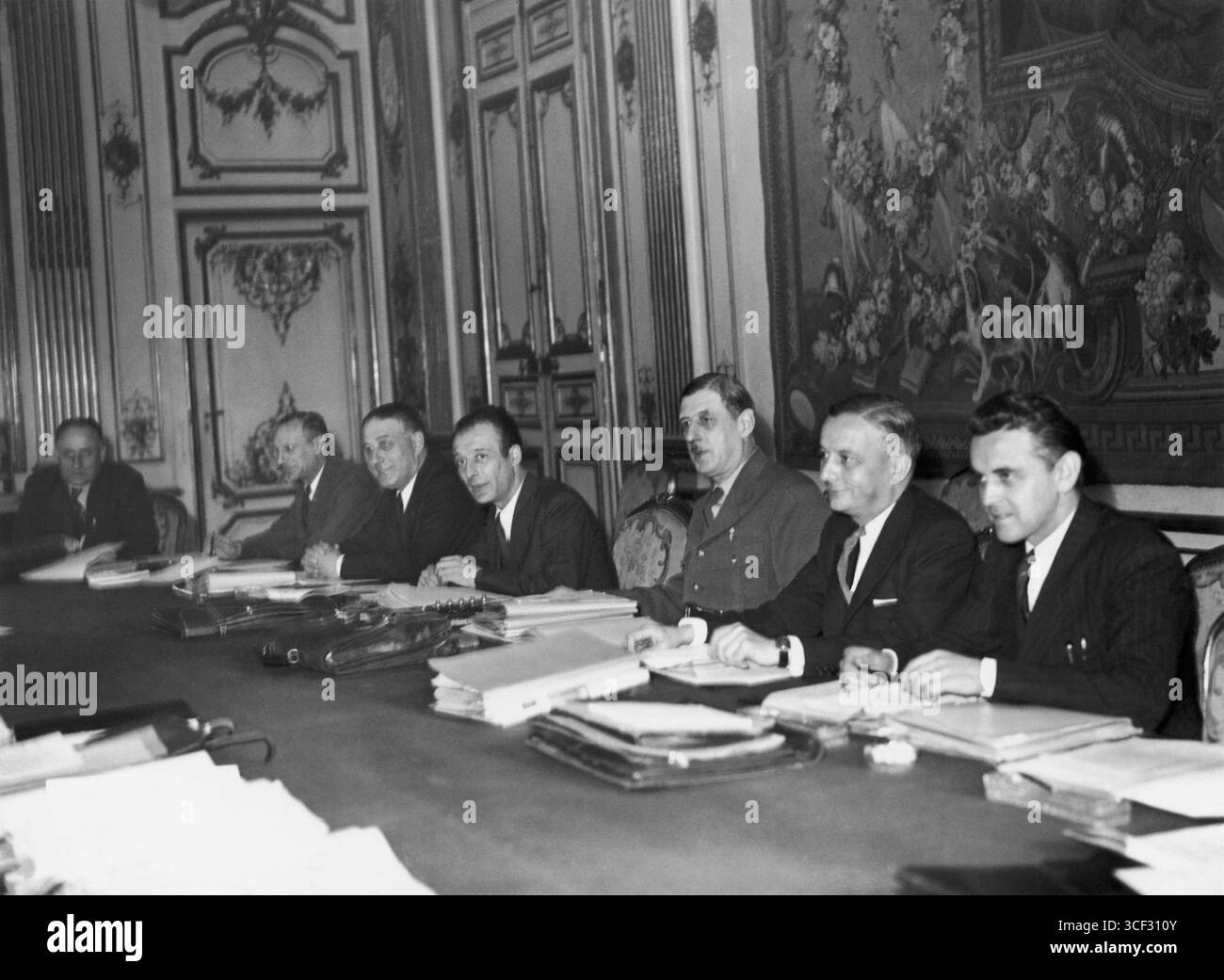 Le 2 novembre 1945, le général Charles de Gaulle et ses ministres du gouvernement provisoire de la République française se sont réunis pour discuter de la reconstruction du pays après la seconde Guerre mondiale. Ce moment charnière a façonné la reprise de la France après-guerre et son retour à la démocratie. Banque D'Images