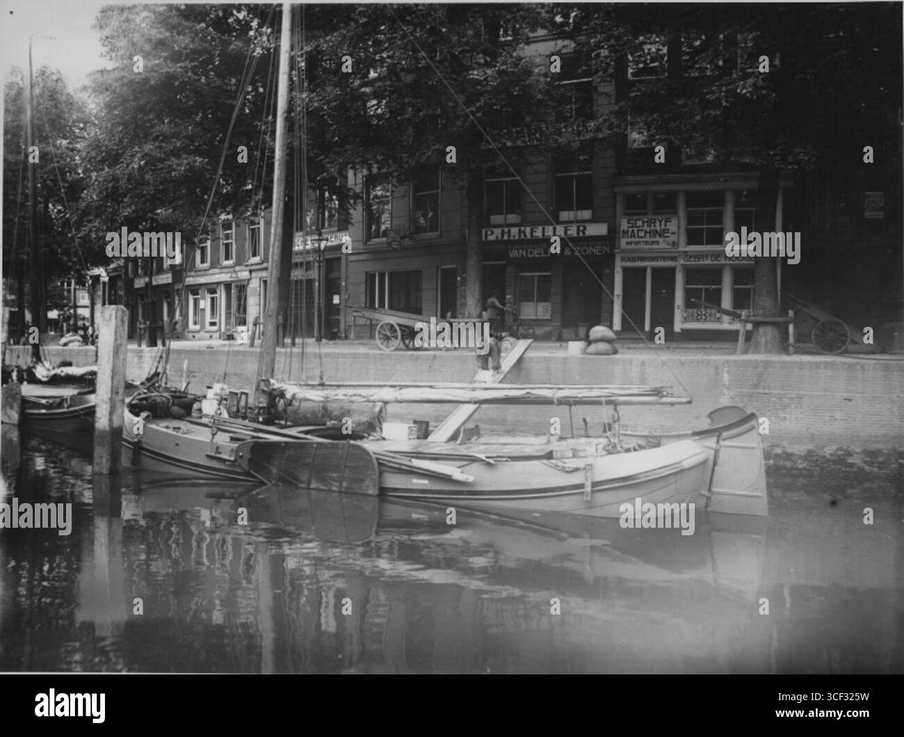 Une image de 1921 montrant de Kolk à Rotterdam, avec le jardin de riz ouvert en arrière-plan. Cette photo du service des travaux publics de la ville illustre le développement urbain et l’aménagement paysager du début du XXe siècle. Banque D'Images