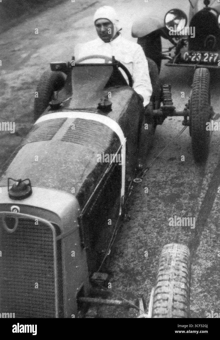 Une photographie du 15 mai 1935 montrant le P. Hoálek avec la voiture de course monoposte Z 14 à l'événement Jenerálka. Cette image représente une étape importante dans l'histoire du sport automobile tchèque. Banque D'Images