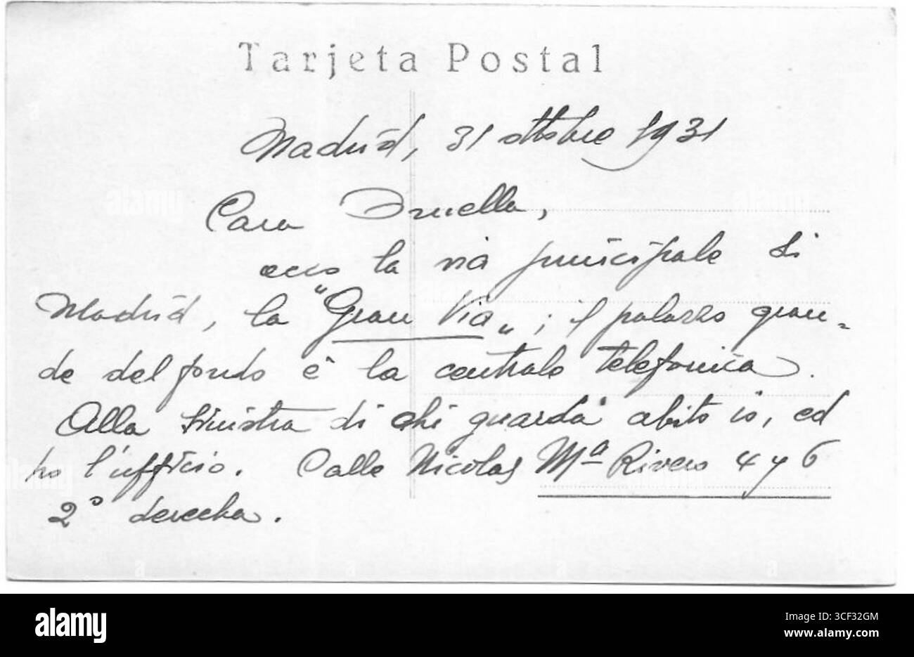 Une carte postale de la Gran via de Madrid du 18 octobre 1931, envoyée par Arrigo Mosca de Barcelone à Bologne, en Italie. L'image capture une vue de l'une des rues les plus célèbres de Madrid. Banque D'Images