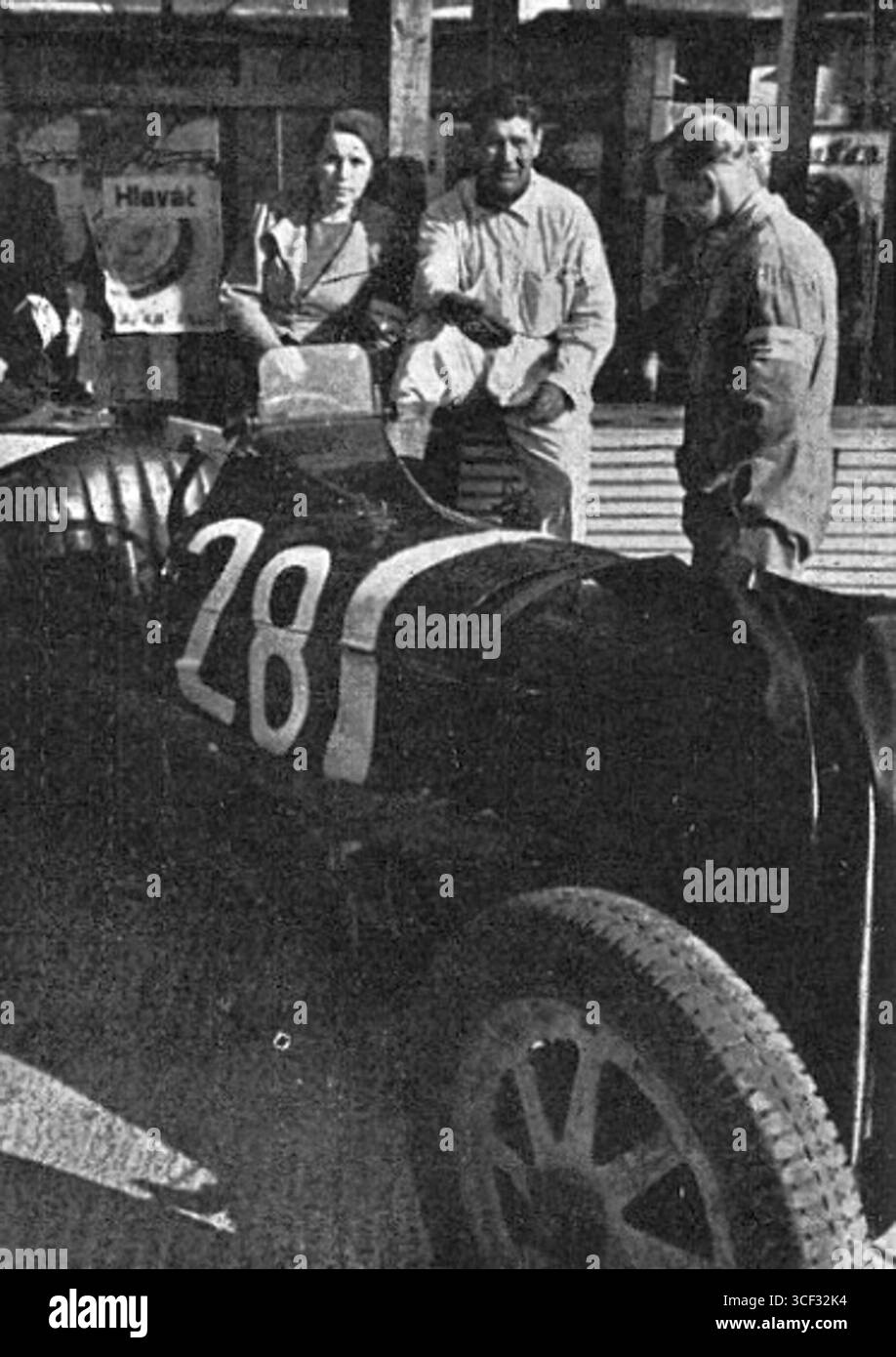 Photographie du 26 septembre 1937 montrant le P. Hoálek avec la voiture de course Z 14 à Brno. L'image est un enregistrement historique du sport automobile tchèque à la fin des années 1930 Banque D'Images