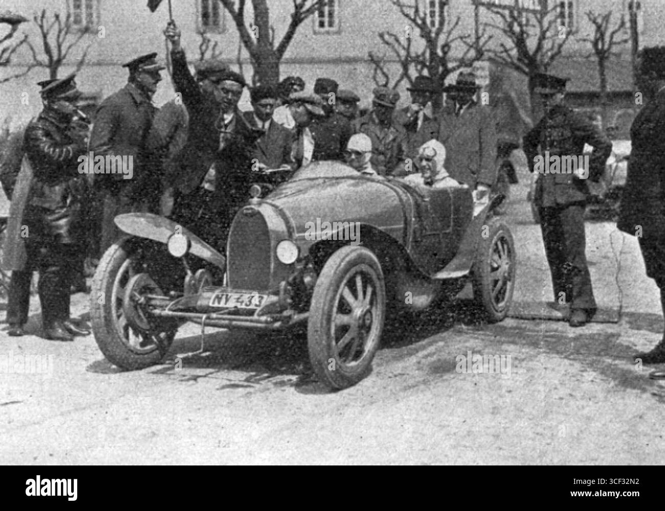 Elika Junková avec sa Bugatti T35 au départ de la course de montée Zbraslav-Jílovit en 1926. Banque D'Images