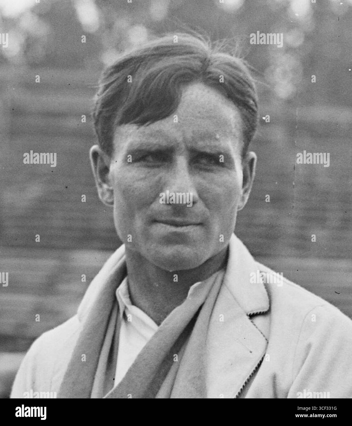 Le joueur de tennis américain John Hennessey est présenté à la Coupe Davis 1928, contre l'Italie au stade Roland-Garros à Paris. Cet événement a marqué un moment important dans l'histoire du tennis. Banque D'Images