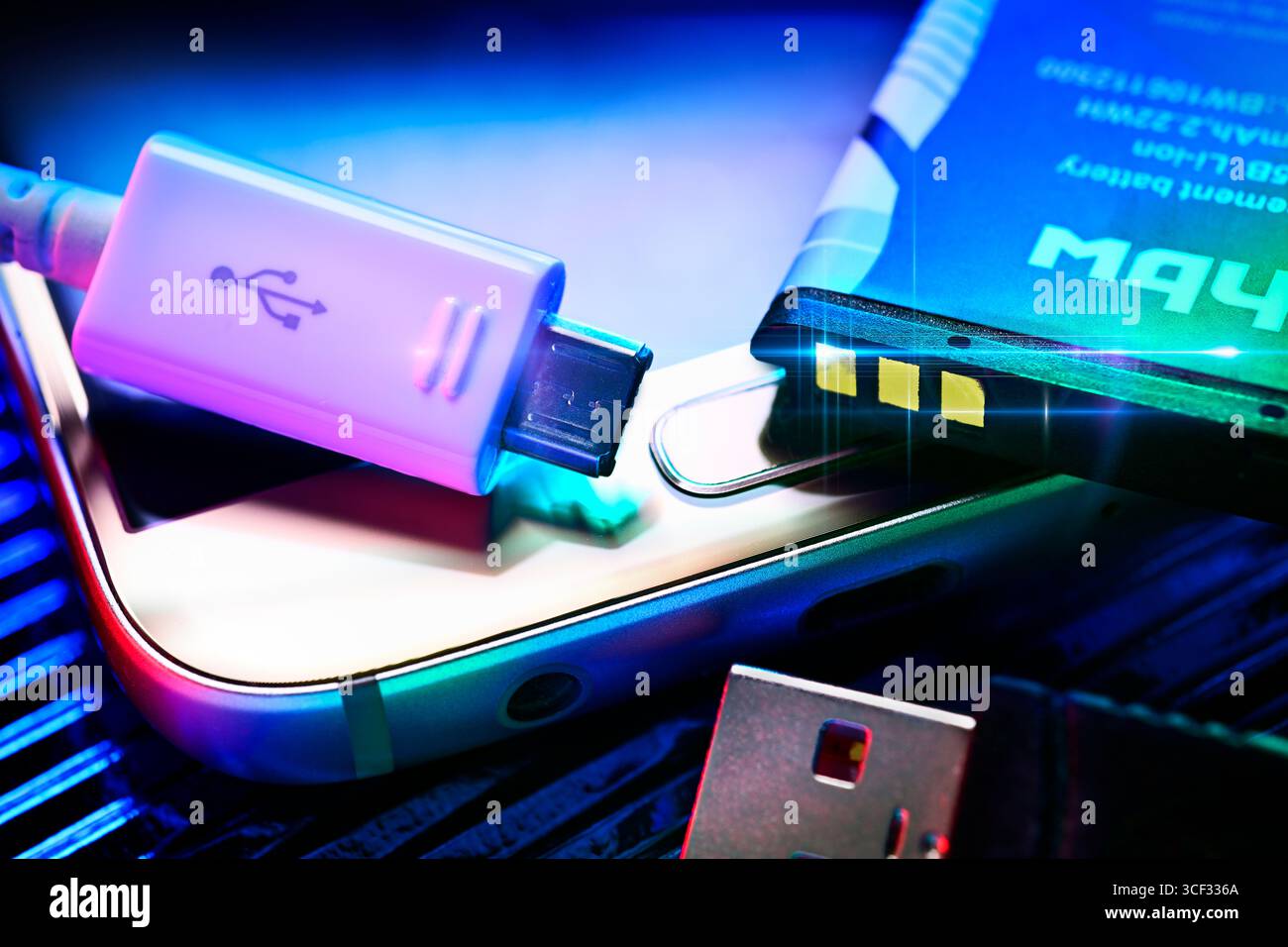 Batterie et câble USB sur un smartphone Banque D'Images