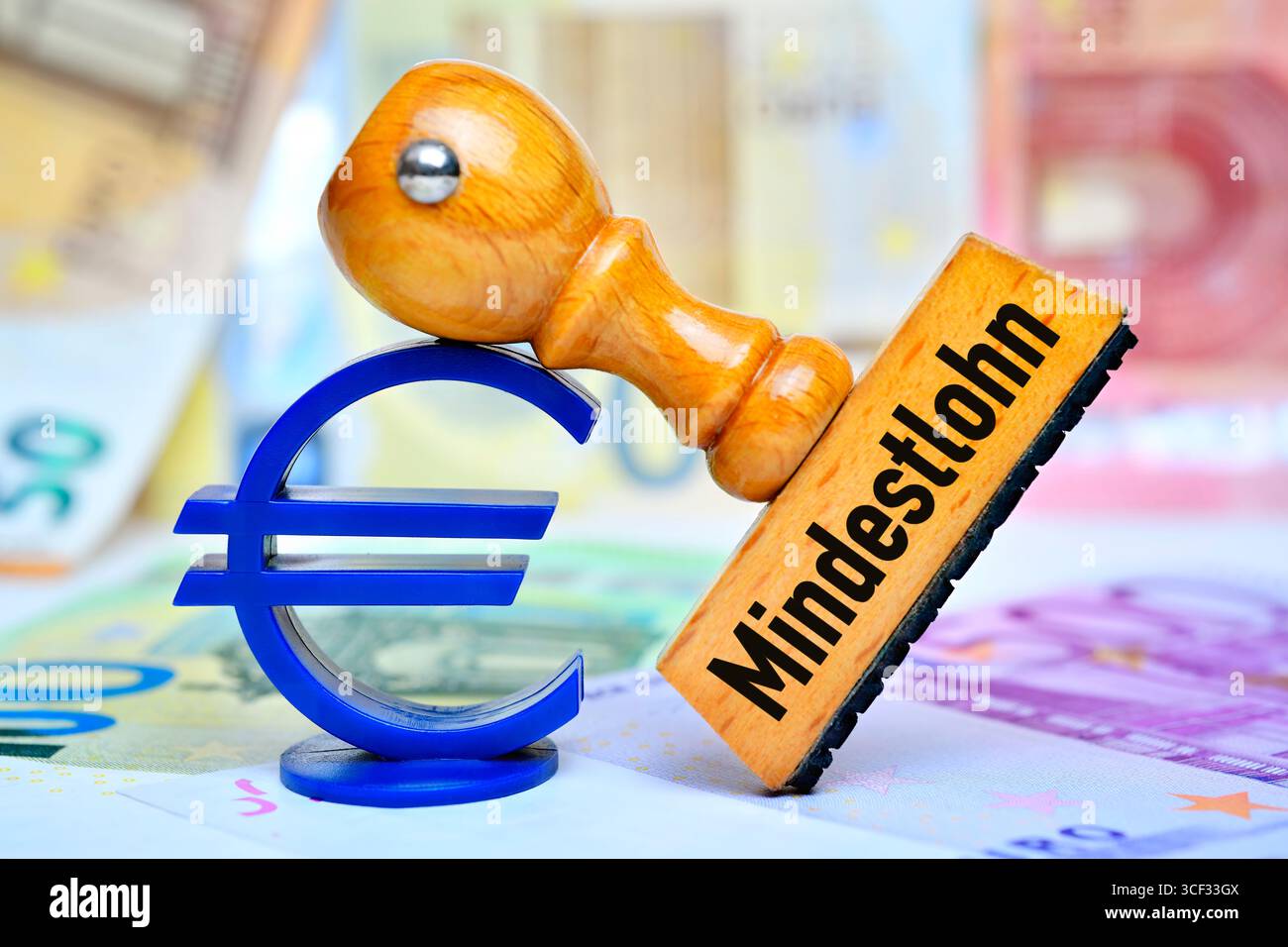 Timbre avec inscription salaire minimum sur le signe euro, salaire minimum à monter à 14,60 euros par heure, photomontage Banque D'Images
