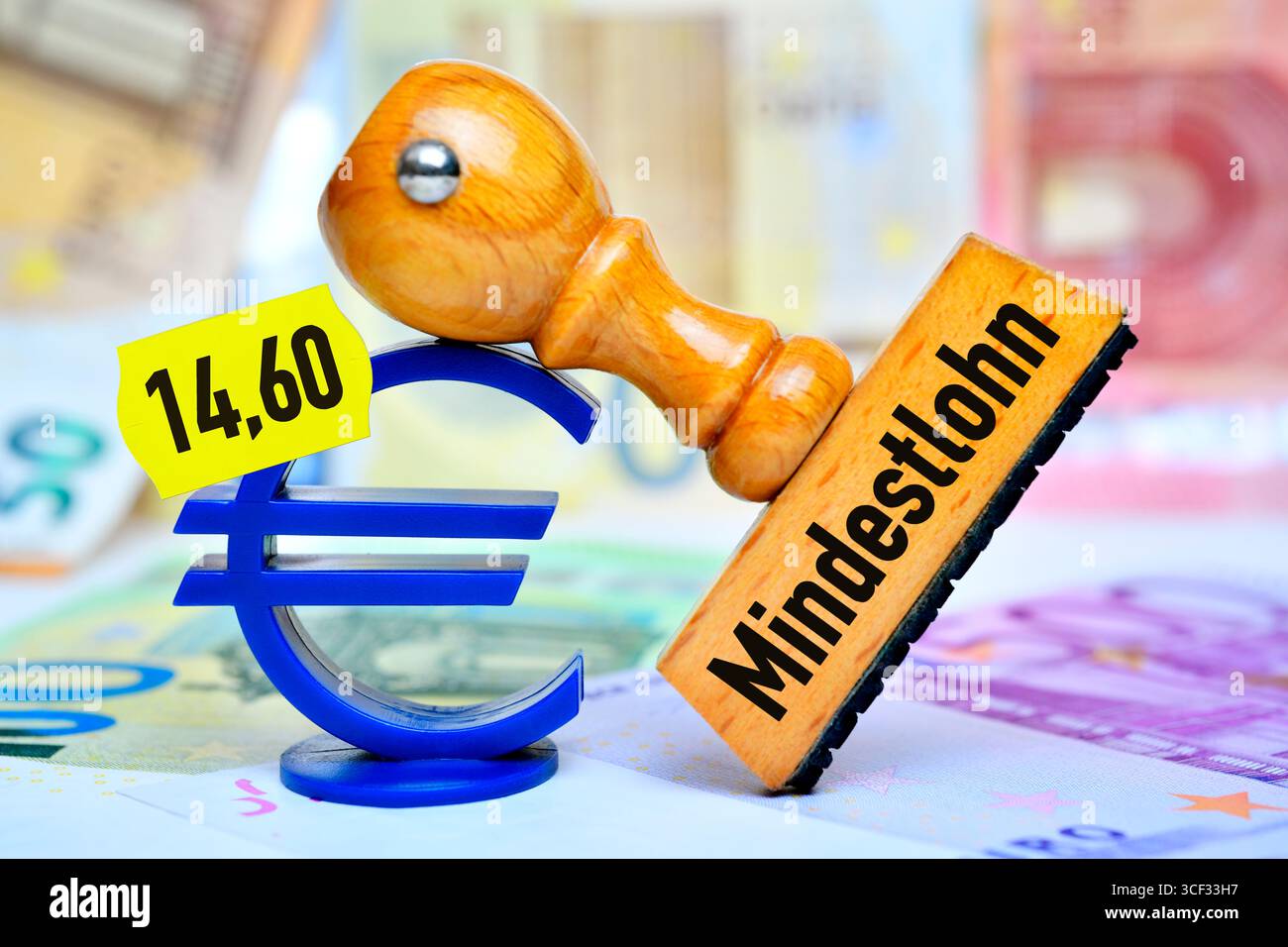 Timbre avec inscription salaire minimum sur le signe euro, salaire minimum à monter à 14,60 euros par heure, photomontage Banque D'Images