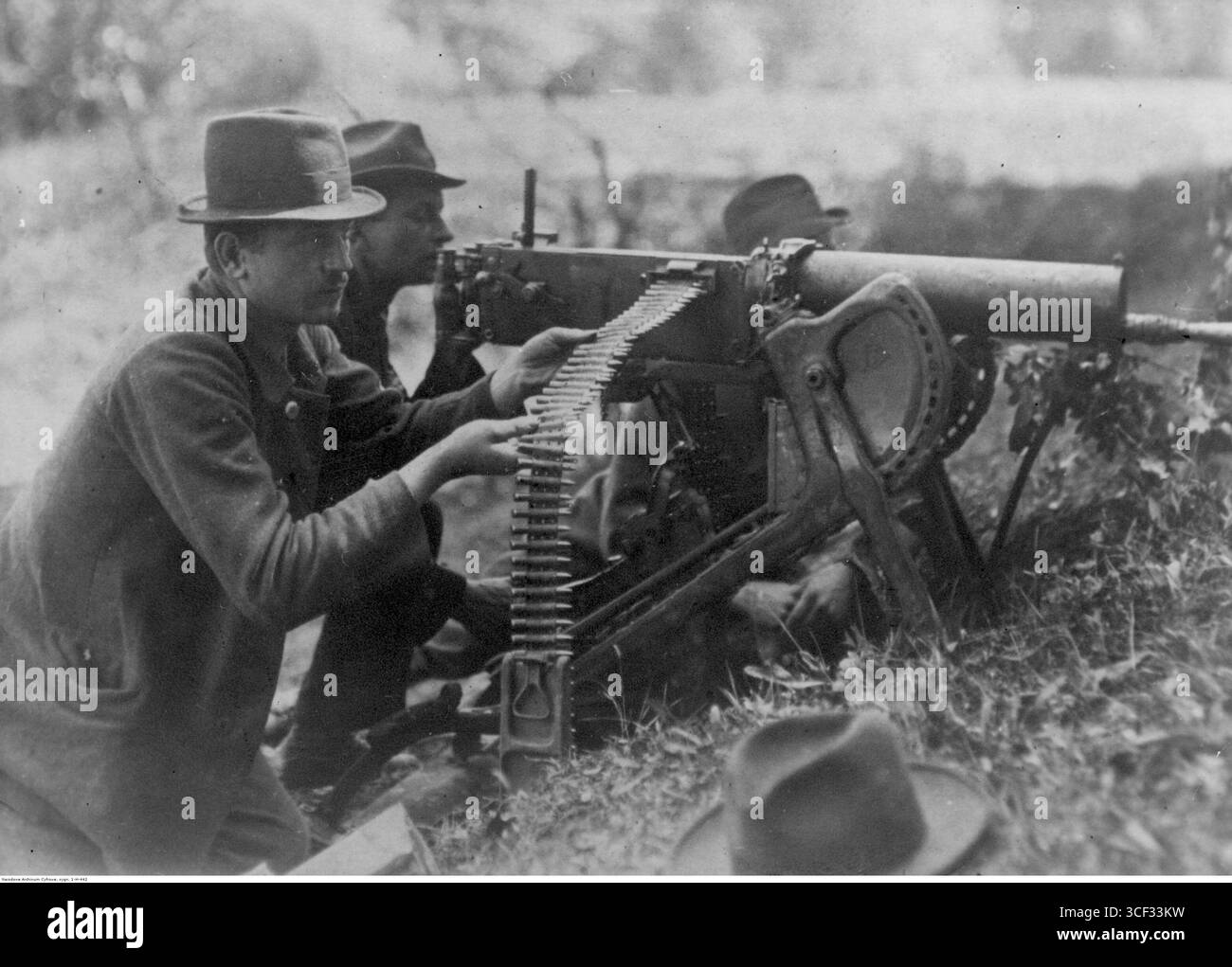 Cette image montre une mitrailleuse Maxim utilisée lors du soulèvement de Silésie de 1921, exploitée en action près de la rivière Oder. Banque D'Images