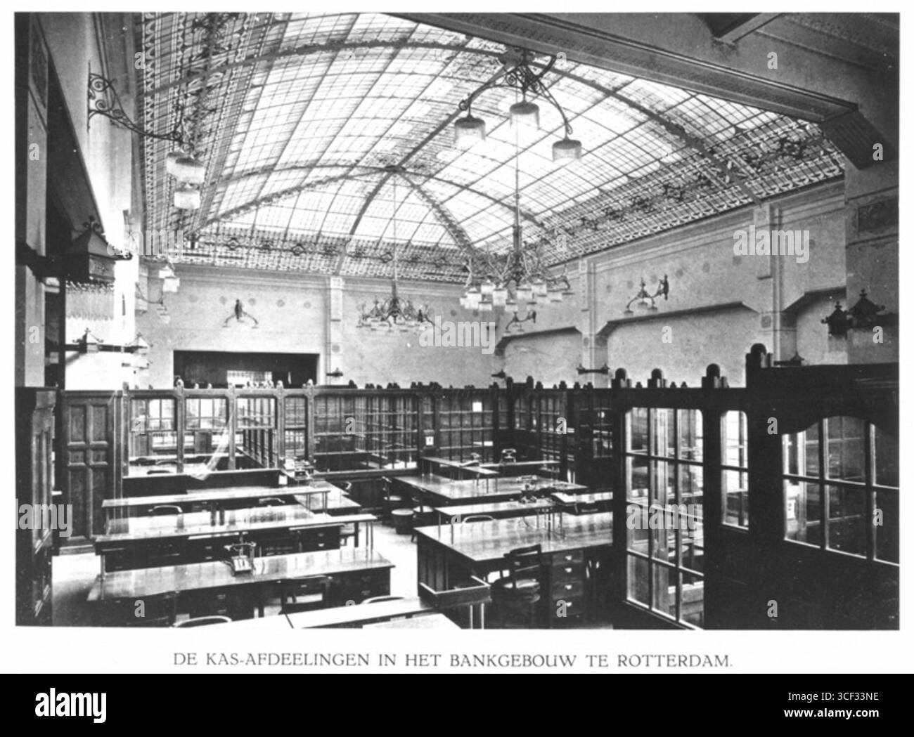 Cette image montre les services de serres de la Banque Rotterdam à Boompjes 77-81, prise entre 1913 et 1917. La photographie représente une partie de l’infrastructure de la banque utilisée à des fins opérationnelles ou décoratives pendant cette période. Banque D'Images