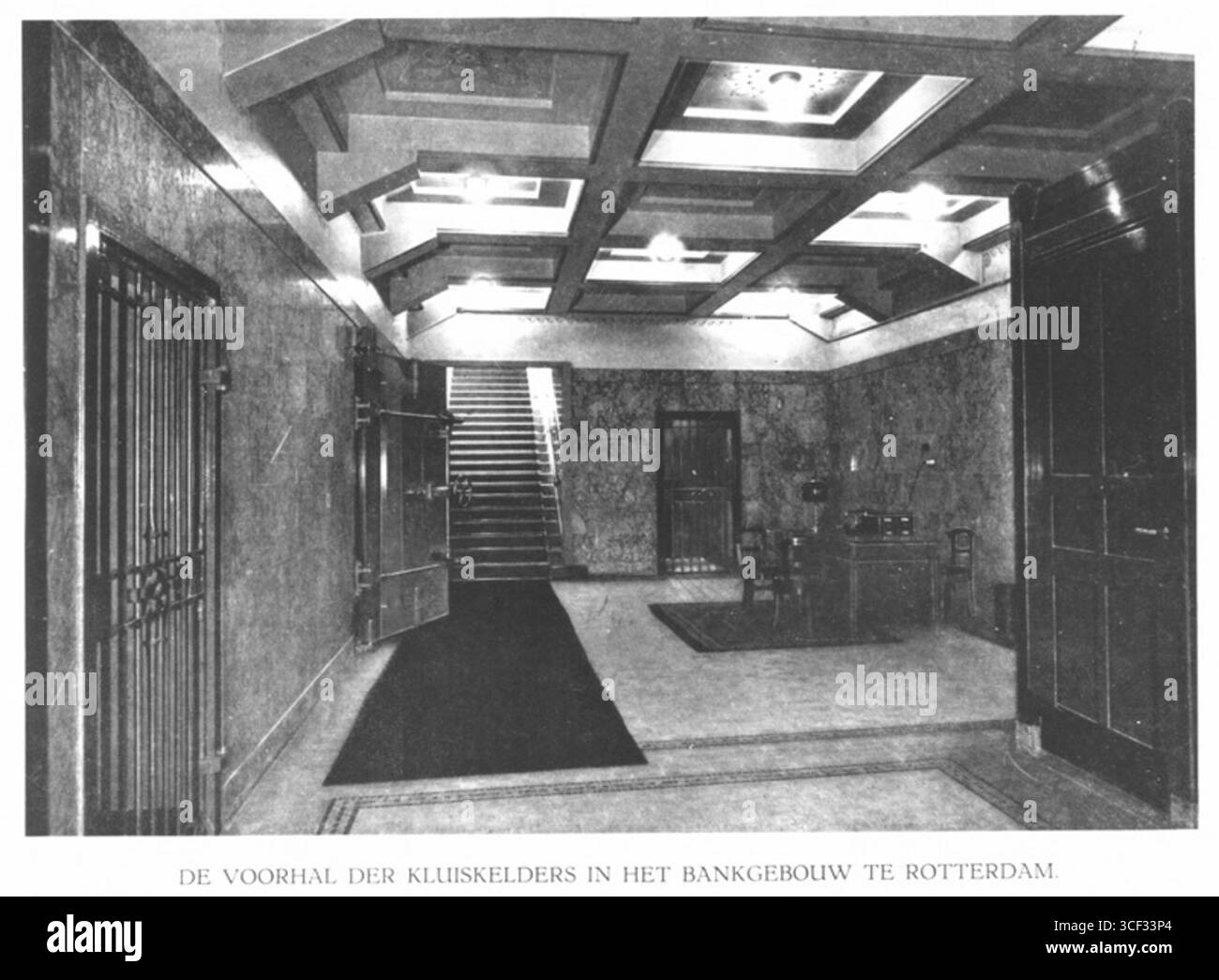 Le hall d'entrée des caves caves de la Rotterdam Bankvereeniging à Boompjes 77-81, Rotterdam. La photo date de 1913 à 1917 et offre un aperçu de la zone de stockage sécurisée de la banque pendant cette période. Banque D'Images