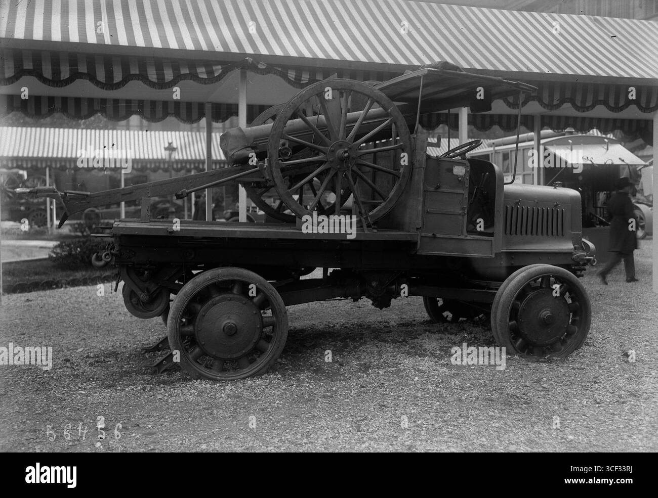 Un canon de campagne français de 75 mm monté sur un camion Panhard K13, photographié en octobre 1919. Cette pièce d'artillerie a été largement utilisée pendant la première Guerre mondiale et a été un élément clé des capacités d'artillerie de l'armée française. Banque D'Images