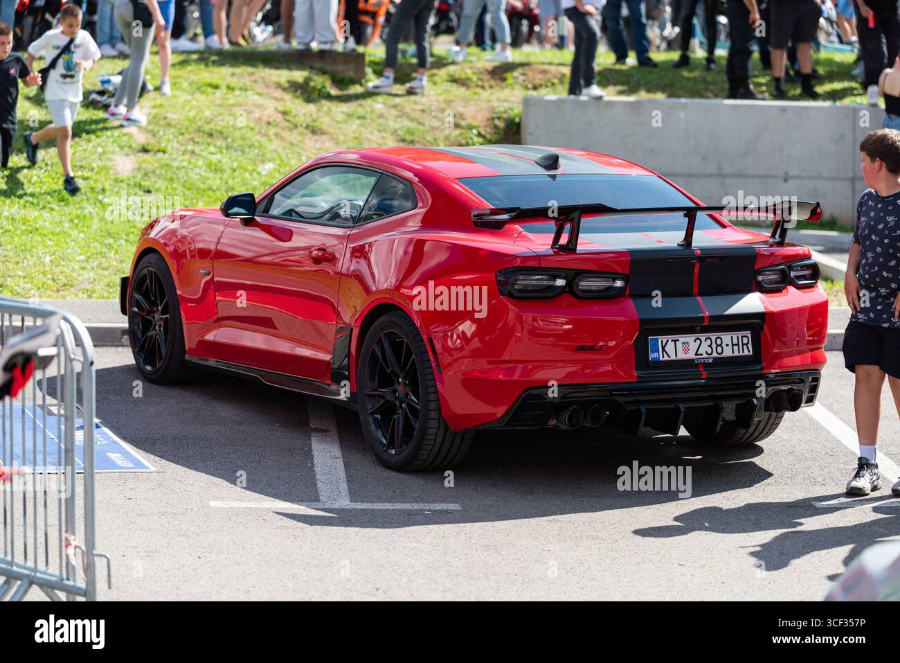 Supercar rouge Chevrolet camaro Close Up, festival de moto à Banja Luka Banque D'Images