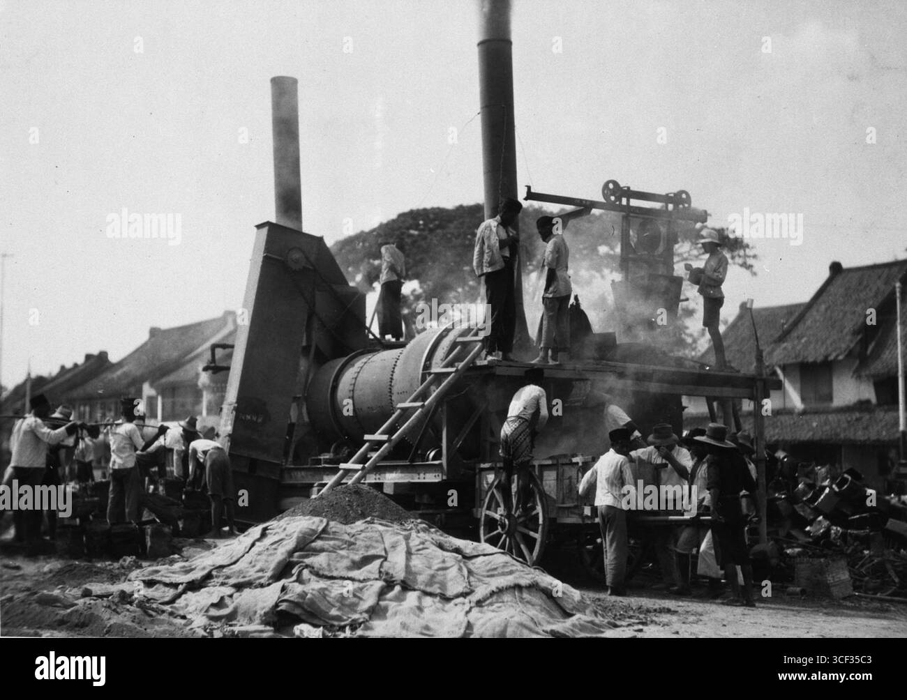Cette photo montre une machine à mélanger utilisée lors de l'asphaltage de la place de la gare à la gare de Jakarta Kota, en construction, Batavia, en 1929. La station a ouvert le 8 octobre 1929, conçue par F.J.L. Ghijsels, F.B.H. Asselbergs et H.A. HES. Il a remplacé l'ancienne station Batavia Zuid, avec Jakarta Kota familièrement connu sous le nom de Stasiun BeOS. Banque D'Images