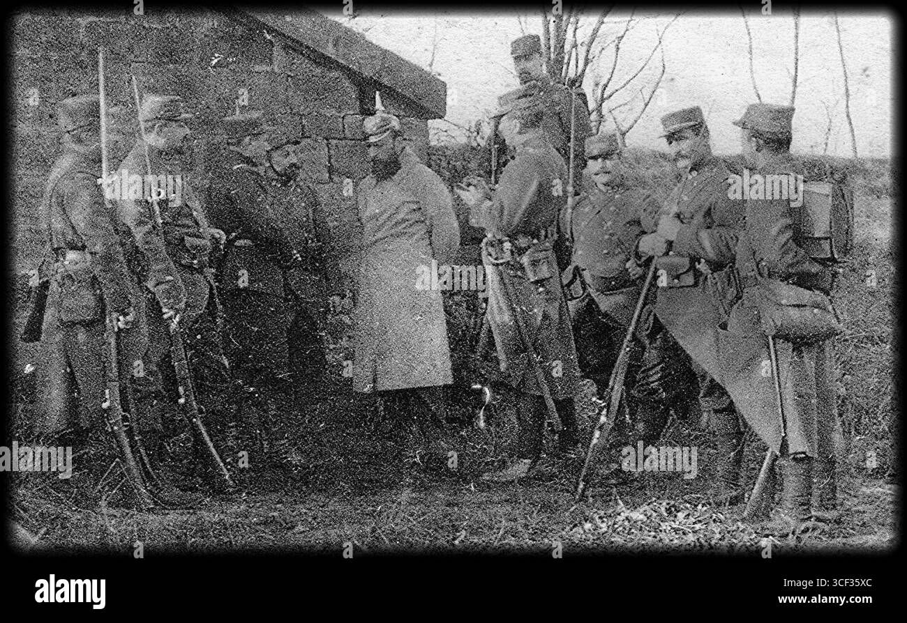 Photo de propagande française de 1914 montrant l'arrestation d'un espion allemand en Alsace. Cette image reflète l'atmosphère tendue et l'utilisation de la propagande pendant la première Guerre mondiale Banque D'Images