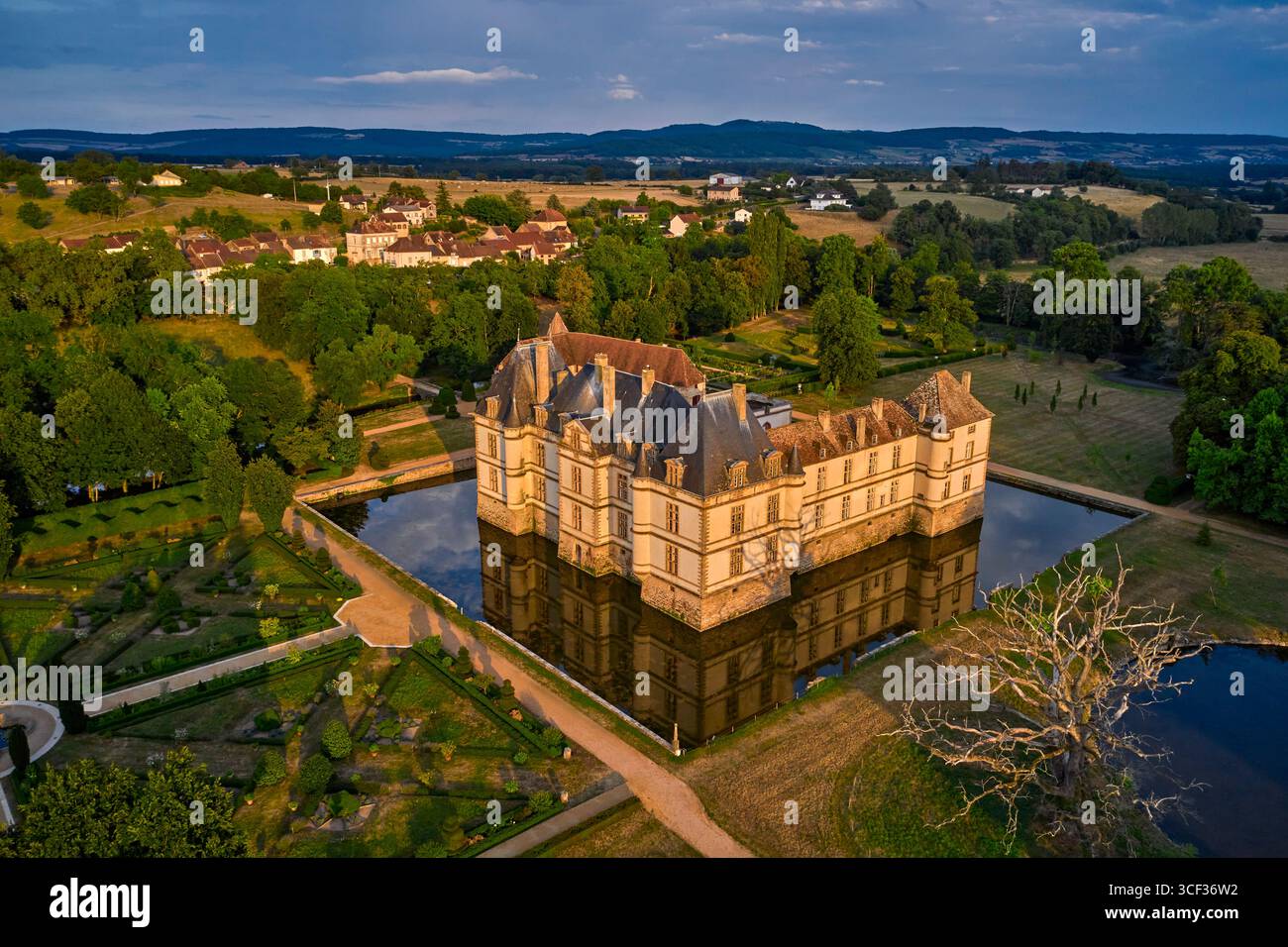 France, Saône-et-Loire, Cormatin, vue aérienne du Château de Cormatin, jardin du château Banque D'Images