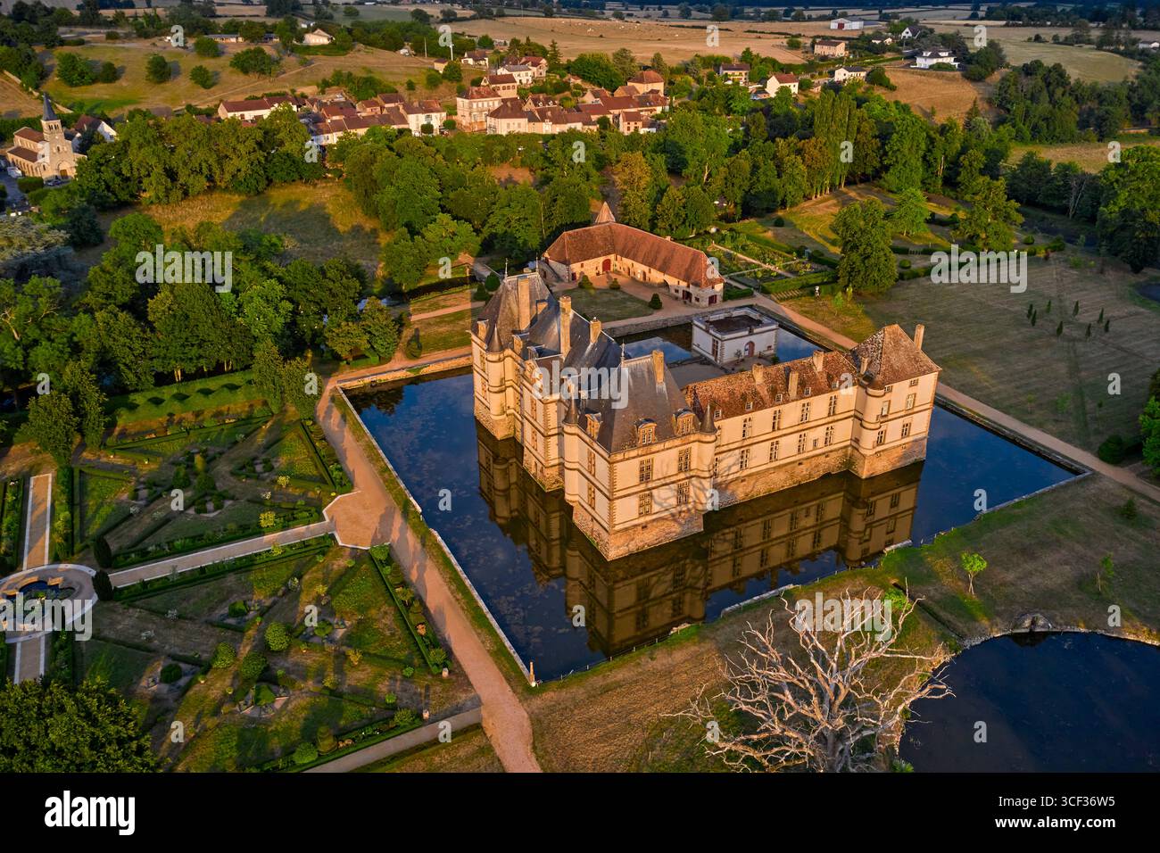 France, Saône-et-Loire, Cormatin, vue aérienne du Château de Cormatin, jardin du château Banque D'Images