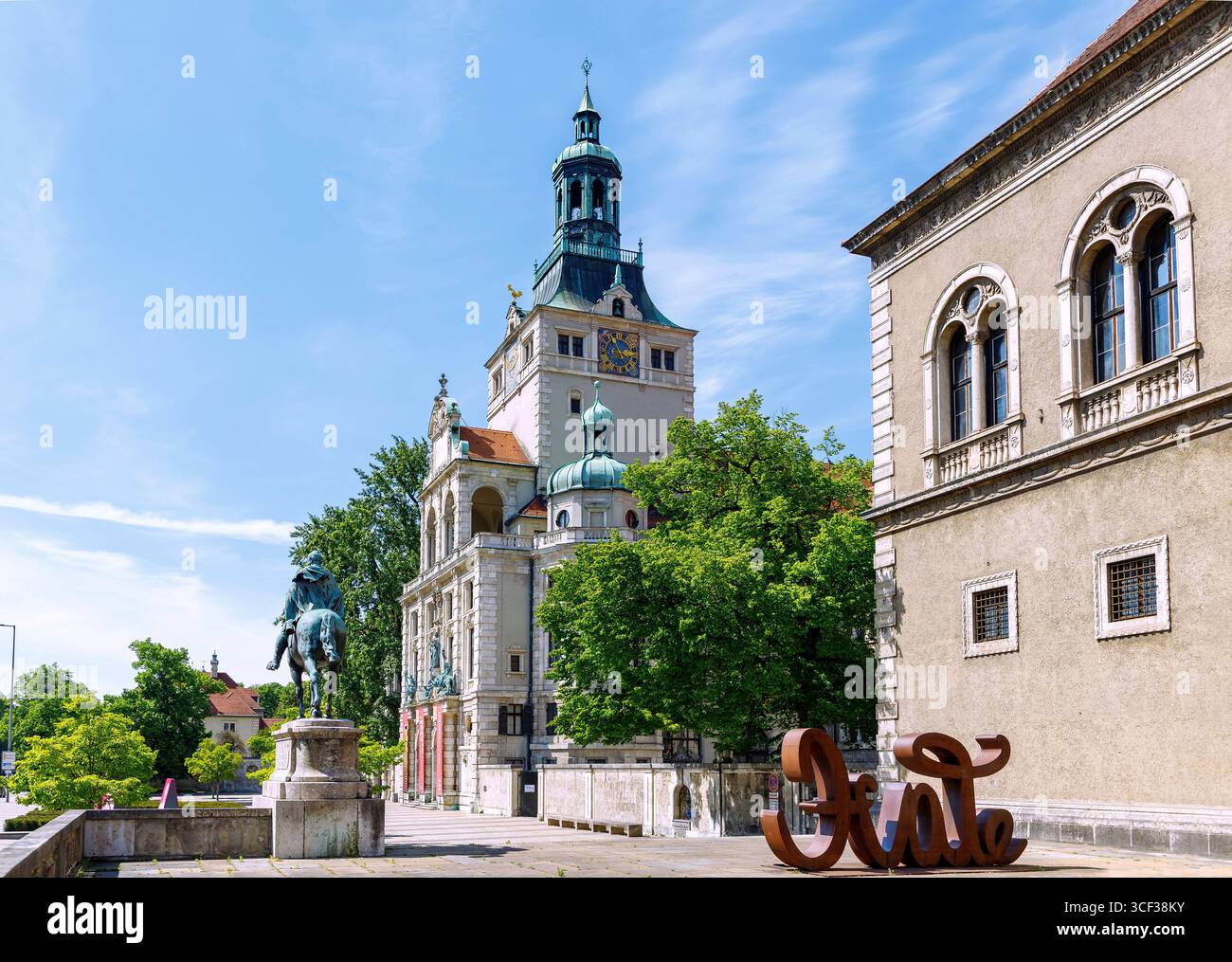 Musée national bavarois, monument équestre de l'électeur Max Emanuel de Bavière et œuvre d'art 'amour/haine' de Mia Florentine Weiss à Munich, Bavière, Allemagne Banque D'Images
