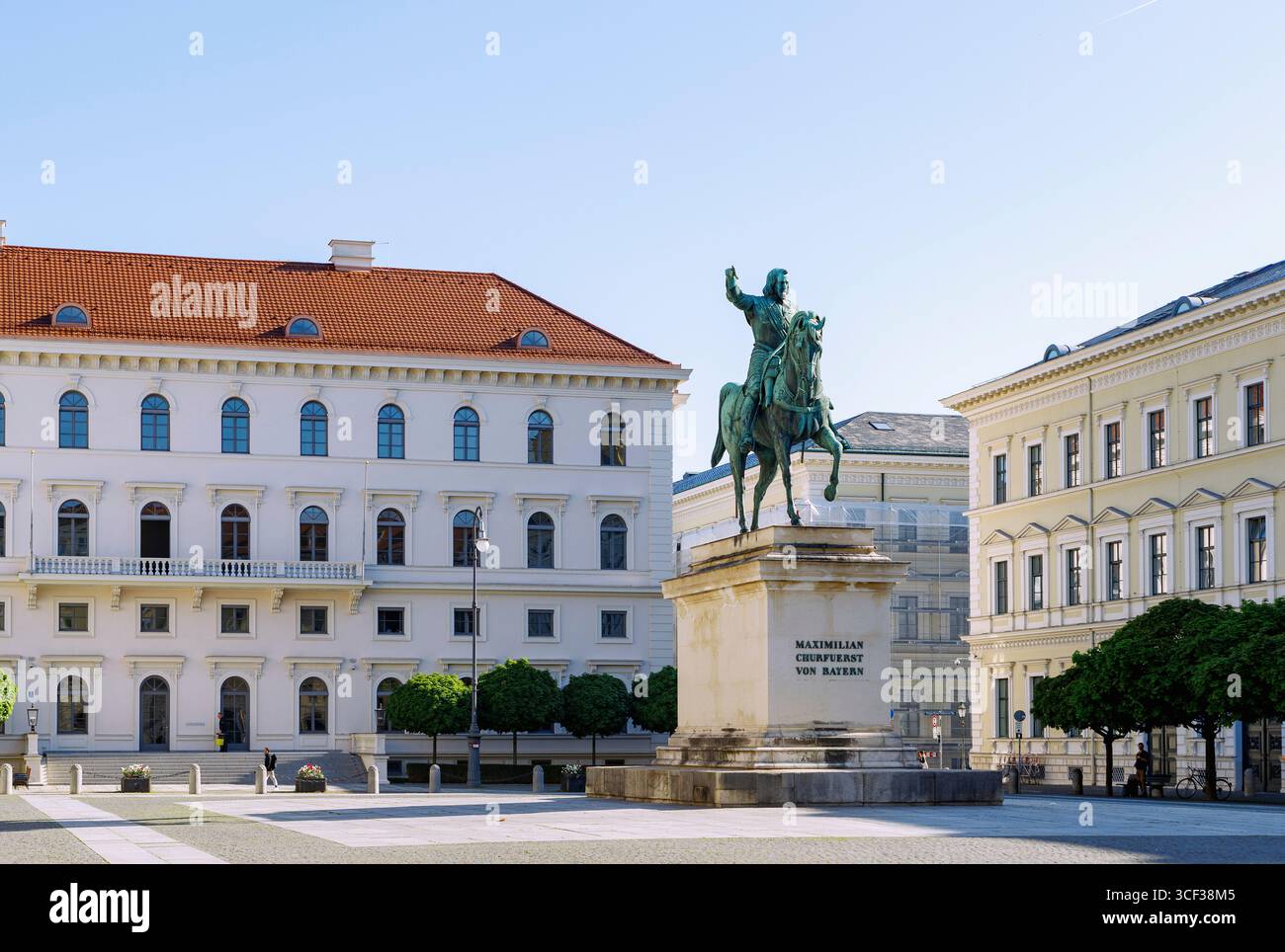 Wittelsbacher Platz avec monument équestre à Maximilien électeur de Bavière à Munich, Bavière, Allemagne Banque D'Images