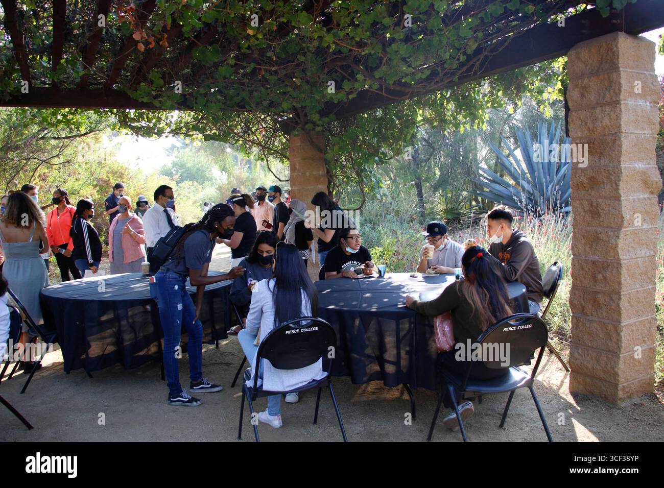 Les nouveaux étudiants reçoivent des informations et discutent avec le personnel du campus lors d'un événement 'Lemonade in the Garden with the College President' au Pierce College en 2021. Banque D'Images