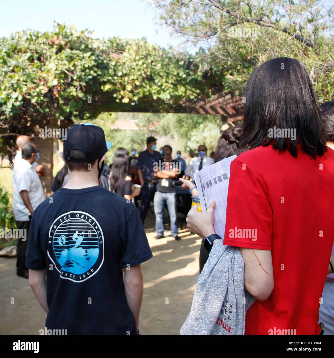 Les nouveaux étudiants reçoivent des informations et discutent avec le personnel du campus lors d'un événement 'Lemonade in the Garden with the College President' au Pierce College en 2021. Banque D'Images