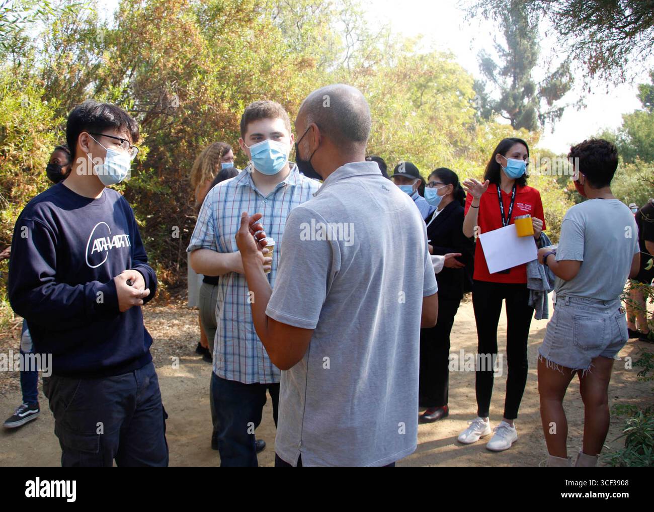 Les nouveaux étudiants reçoivent des informations et discutent avec le personnel du campus lors d'un événement 'Lemonade in the Garden with the College President' au Pierce College en 2021. Banque D'Images