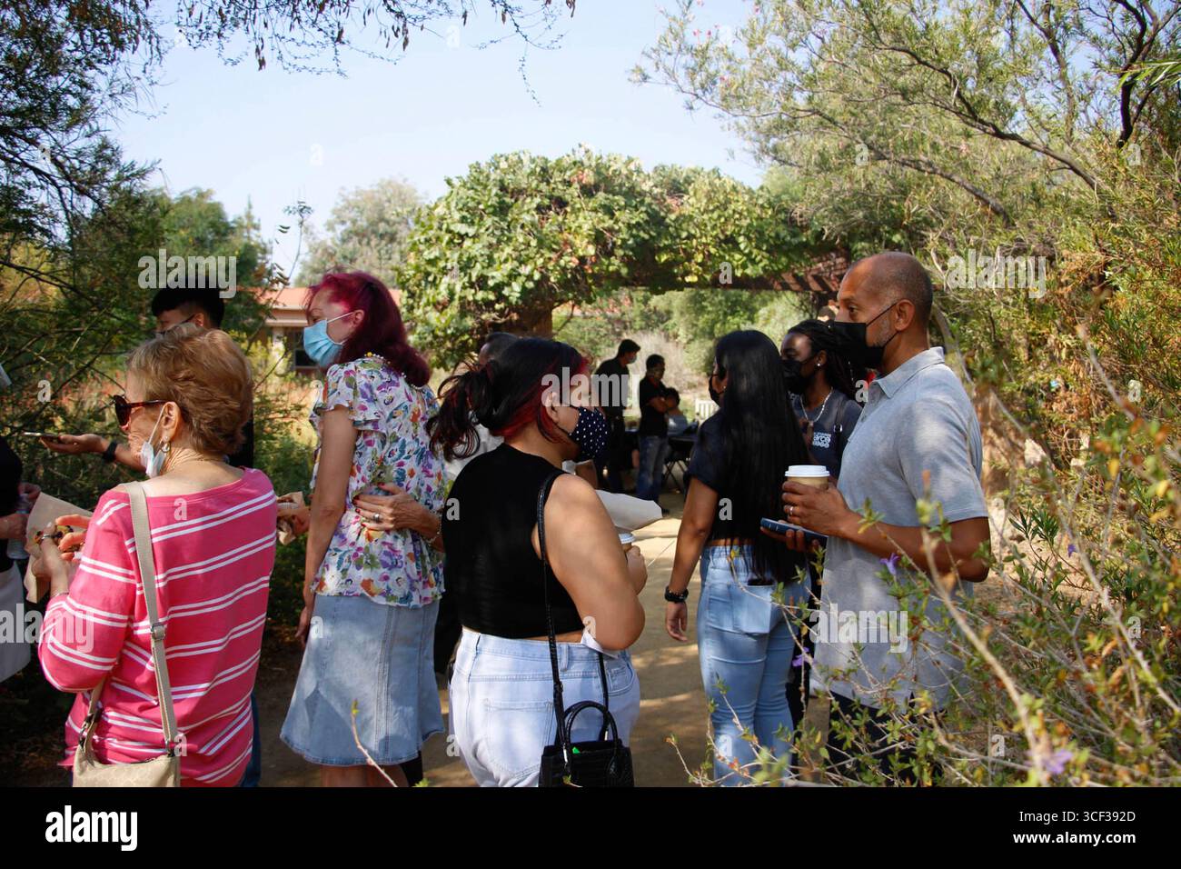 Les nouveaux étudiants reçoivent des informations et discutent avec le personnel du campus lors d'un événement 'Lemonade in the Garden with the College President' au Pierce College en 2021. Banque D'Images