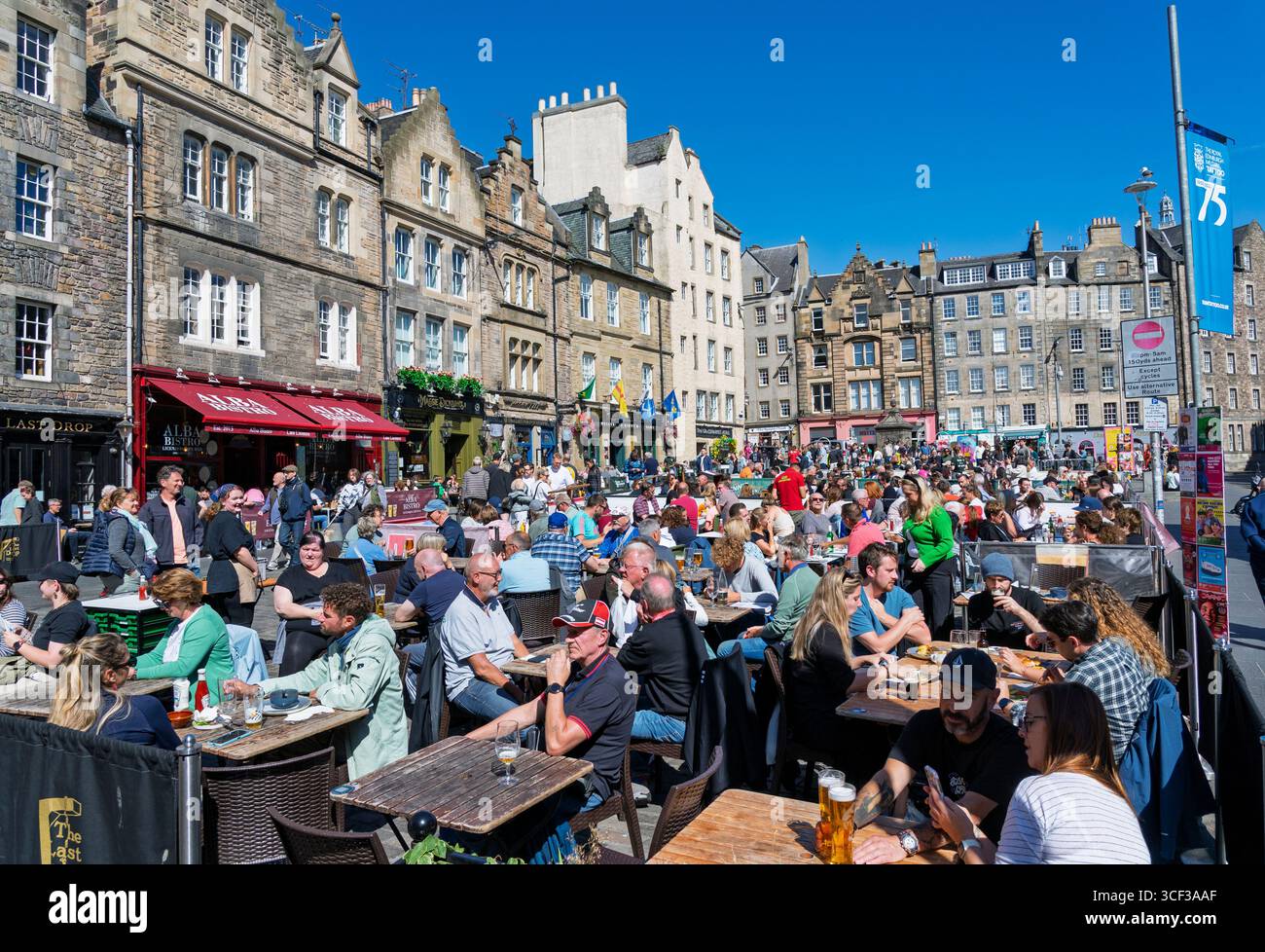 Édimbourg, Écosse, Royaume-Uni. 20 août 2025. Vues sur la vieille ville d'Édimbourg pendant Fringe et Festival International avec bars et restaurants en plein air très occupés sous un soleil chaud. Pic ; bars et restaurants en plein air à Grassmarket très fréquentés. Iain Masterton/Alamy Live News. Banque D'Images