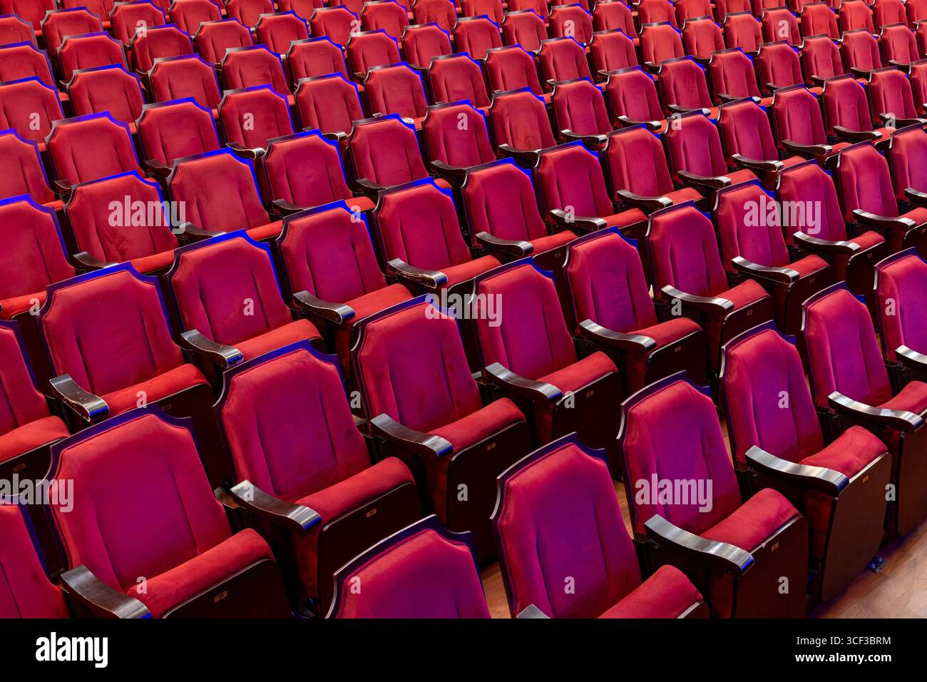 Sièges rouges de théâtre vides - photo stock Banque D'Images
