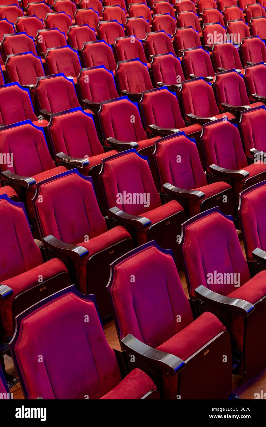 Sièges rouges de théâtre vides - photo stock Banque D'Images