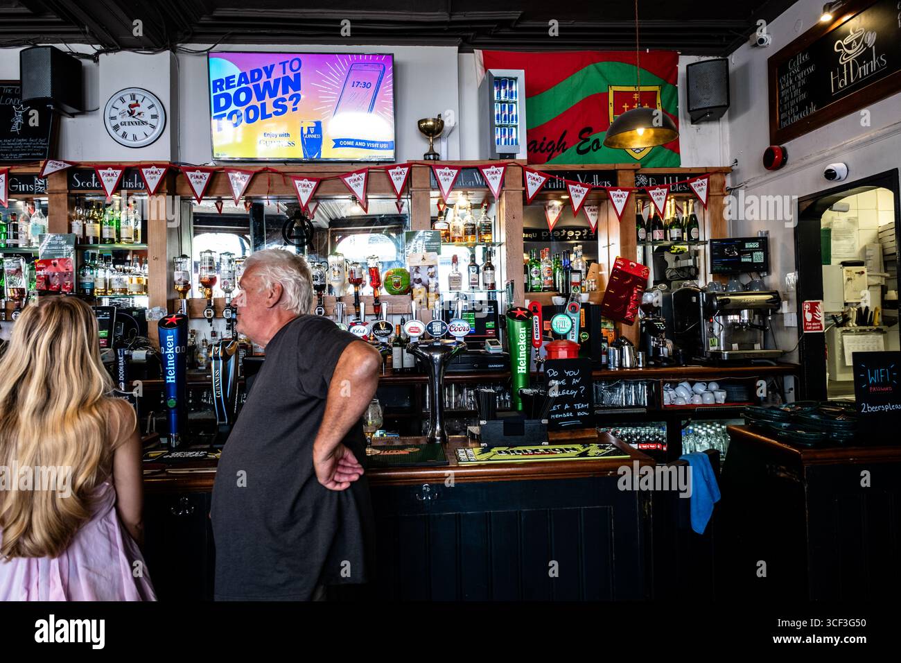 Après-midi au Pub – Une scène classique de bar londonien Banque D'Images