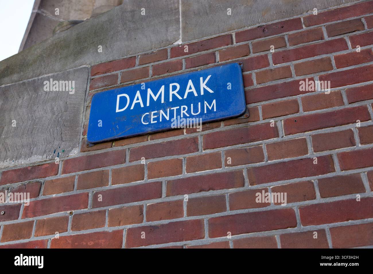 Amsterdam, pays-Bas - 02 juillet 2018 : plaque avec le nom de rue Damrak sur le bâtiment dans le centre d'Amsterdam Banque D'Images
