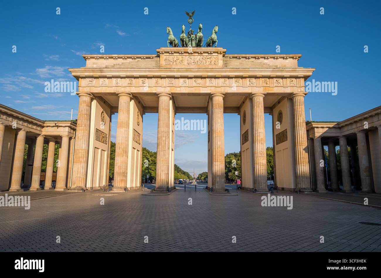 La célèbre porte de Brandebourg à Berlin par un matin ensoleillé sans personne Banque D'Images