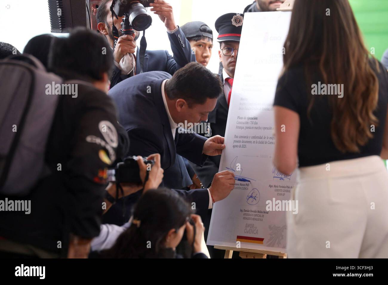 CUENCA SIGNE UN CONTRAT GUANGARCUCHO USINE DE TRAITEMENT DES EAUX USÉES Cuenca, Équateur 20 août 2025 Cuenca aura une nouvelle usine pour le traitement de 100% des eaux usées collectées dans le canton, a annoncé le maire de Cuenca, Cristian Zamora lors de la signature du contrat d'attribution pour la station de traitement des eaux usées de Guangarcucho, avec la société Hidalgo e Hidalgo S A pour un montant de USD 65 700 691,92 photo Boris Romoleroux API soi CUENCA SIGNATURE DU CONTRAT POUR LA STATION D'ÉPURATION GUANGARCUCHO de3579658cbee5dadeb179612ff64d2 Copyright : xBORISxROMOLEROUXx Banque D'Images