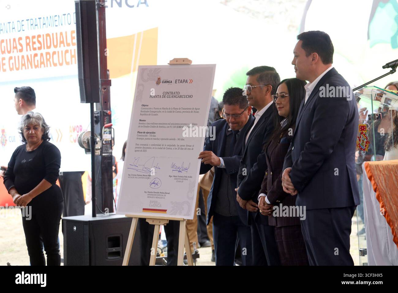 CUENCA SIGNE UN CONTRAT GUANGARCUCHO USINE DE TRAITEMENT DES EAUX USÉES Cuenca, Équateur 20 août 2025 Cuenca aura une nouvelle usine pour le traitement de 100% des eaux usées collectées dans le canton, a annoncé le maire de Cuenca, Cristian Zamora lors de la signature du contrat d'attribution pour la station de traitement des eaux usées de Guangarcucho, avec la société Hidalgo e Hidalgo S A pour un montant de USD 65 700 691,92 photo Boris Romoleroux API soi CUENCA SIGNE UN CONTRAT POUR LA STATION D'ÉPURATION GUANGARCUCHO 41f281eb3865982ba7865f257d43f8eb Copyright : xBORISxROMOLEROUXx Banque D'Images