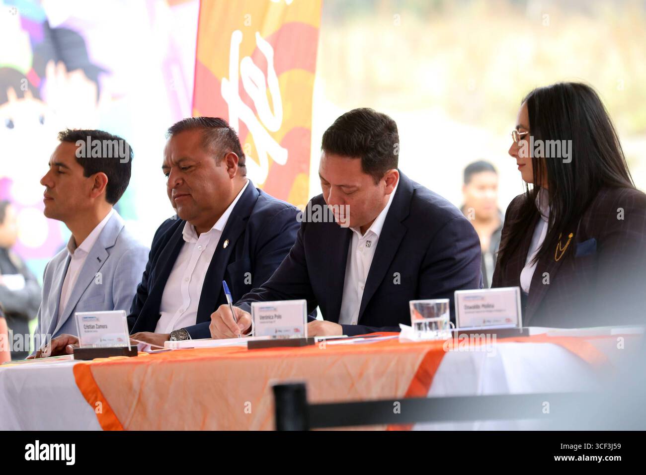 CUENCA SIGNE UN CONTRAT GUANGARCUCHO USINE DE TRAITEMENT DES EAUX USÉES Cuenca, Équateur 20 août 2025 Cuenca aura une nouvelle usine pour le traitement de 100% des eaux usées collectées dans le canton, a annoncé le maire de Cuenca, Cristian Zamora lors de la signature du contrat d'attribution pour la station de traitement des eaux usées de Guangarcucho, avec la société Hidalgo e Hidalgo S A pour un montant de USD 65 700 691,92 photo Boris Romoleroux API soi CUENCA SIGNATURE D'UN CONTRAT POUR LA STATION D'ÉPURATION DES EAUX USÉES de GUANGARCUCHO 3e319d60624d69b8116d2c4a8233cae8 Copyright : xBORISxROMOLEROUXx Banque D'Images