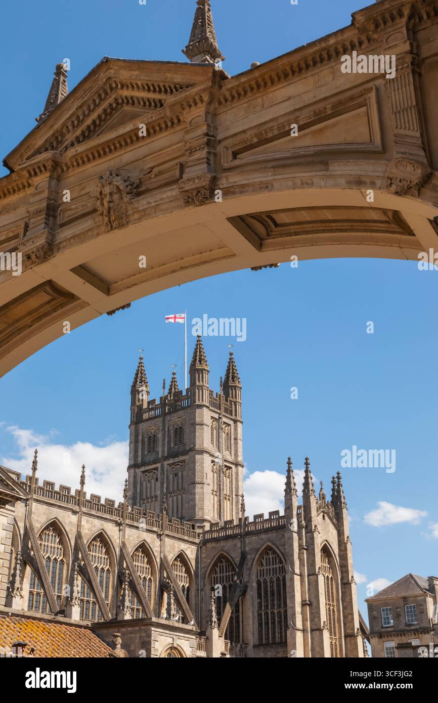 Angleterre, Somerset, Bath, Bath Abbey, York Street Arch et Bath Abbey Banque D'Images