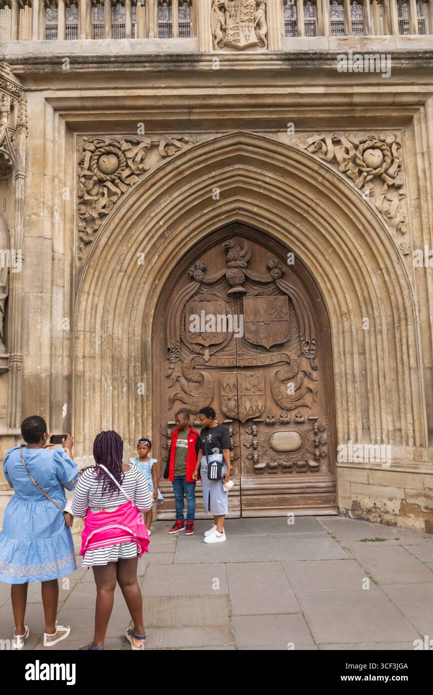 Angleterre, Somerset, Bath, Bath Abbey, touristes prenant des photos devant la porte d'entrée de Bath Abbey Banque D'Images