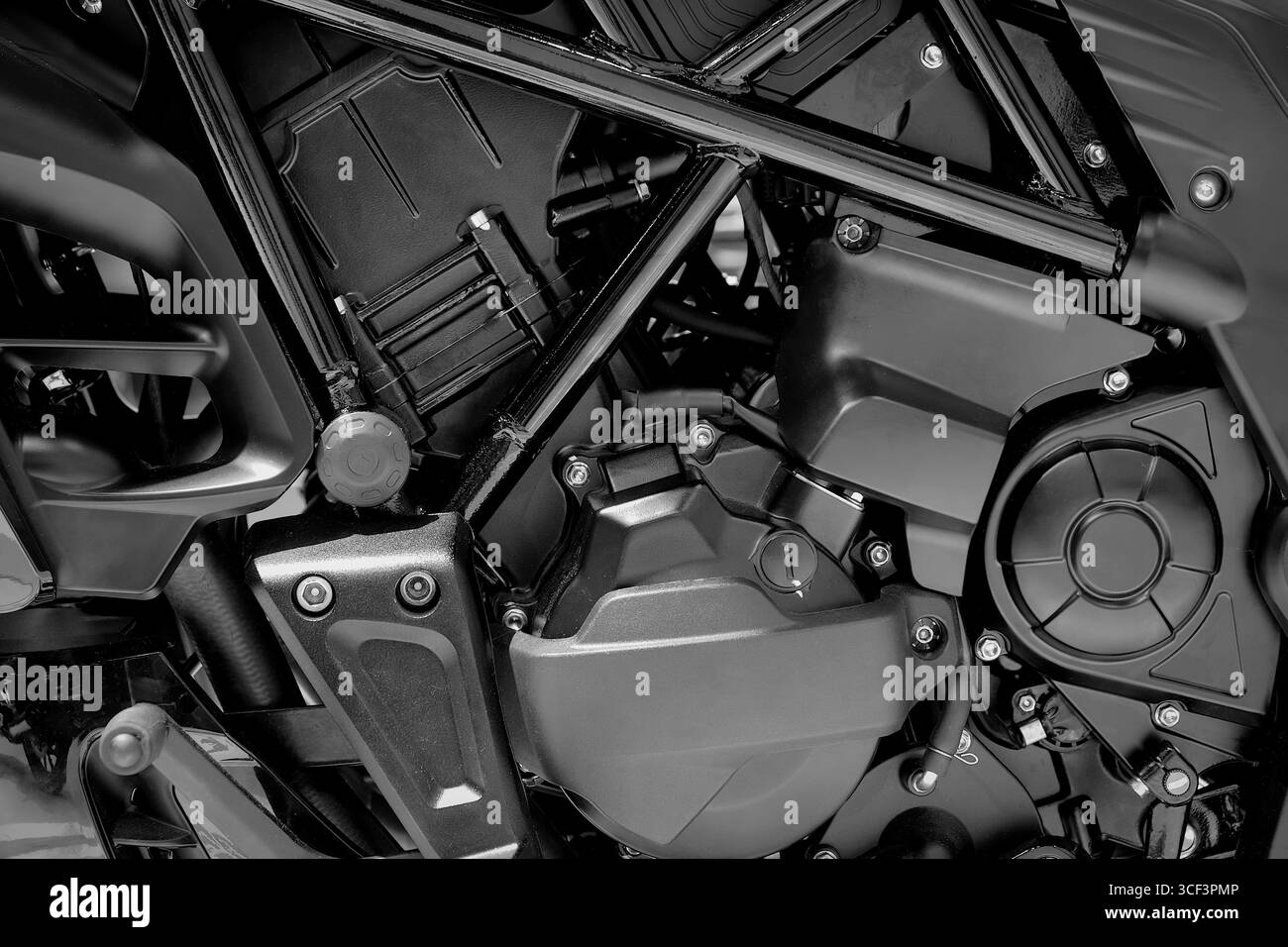 Gros plan partie moteur de la moto moderne sur la couleur noire, fond Banque D'Images