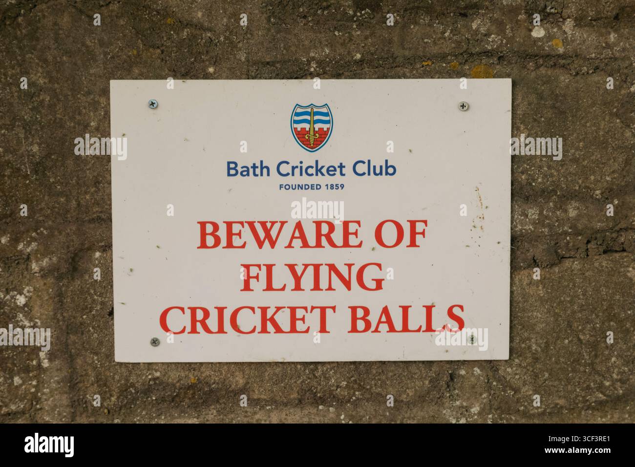 Angleterre, Somerset, Bath, Bath Cricket Club, Flying Cricket Ball Banque D'Images