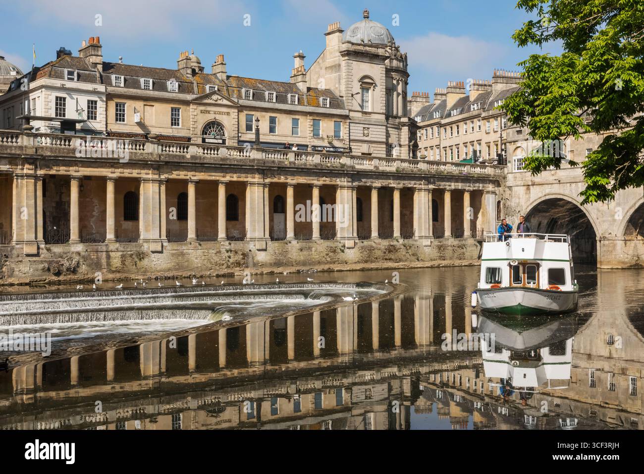 Angleterre, Somerset, Bath, Pulteney Weir et Town Skyline Banque D'Images