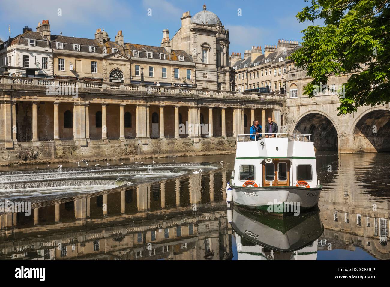 Angleterre, Somerset, Bath, Pulteney Weir et Town Skyline Banque D'Images