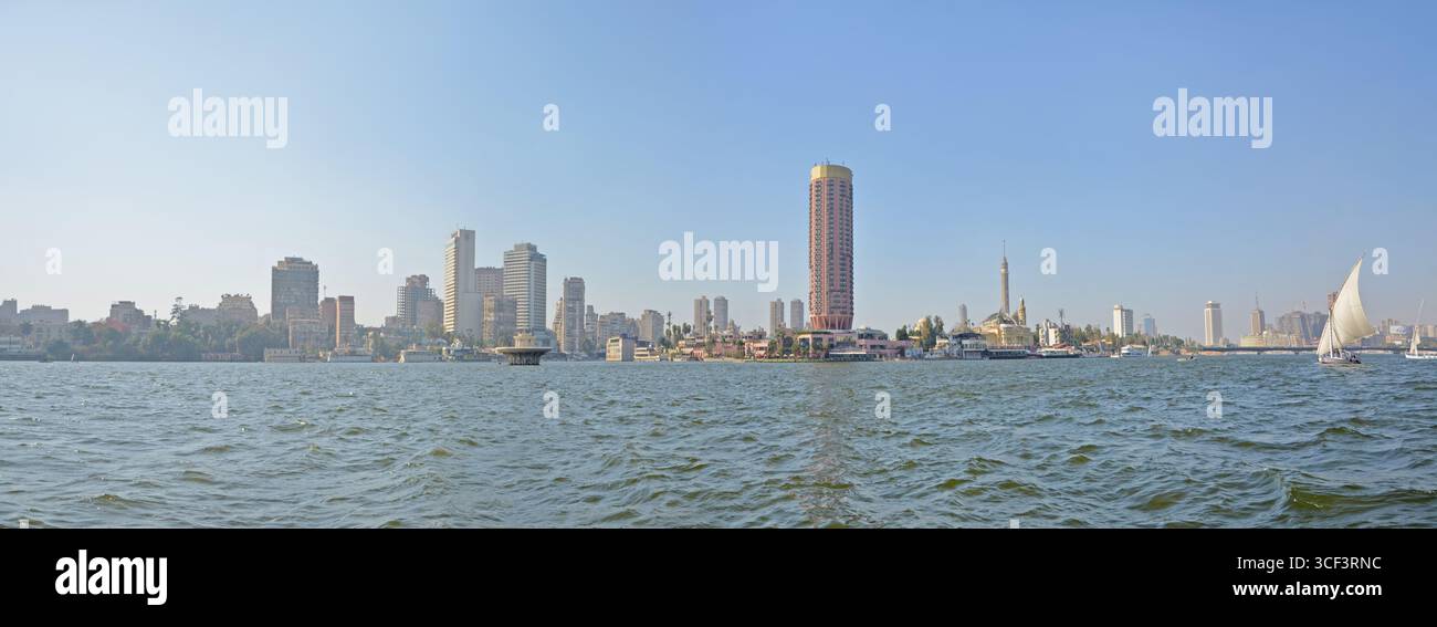 Panorama du Caire moderne vu du Nil, Egypte Banque D'Images